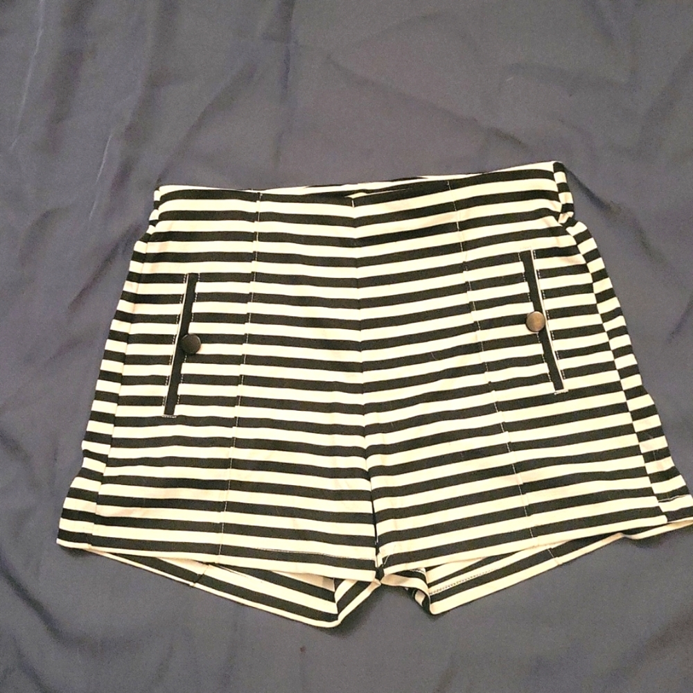 🖤🤍 high waited shorts